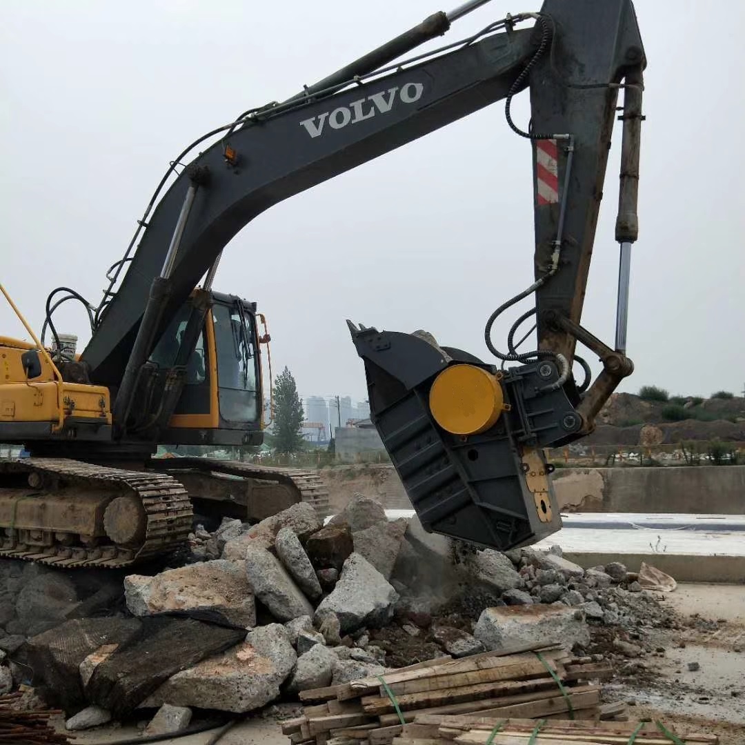 Heavy Equipment With Bucket - Caçamba Demolidora para Escavadeira: Acessório Hidráulico